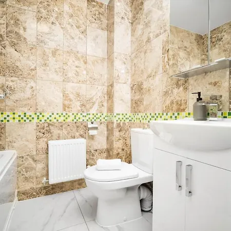 Spacious, Chic Townhouse With Parking & Garden Holiday home