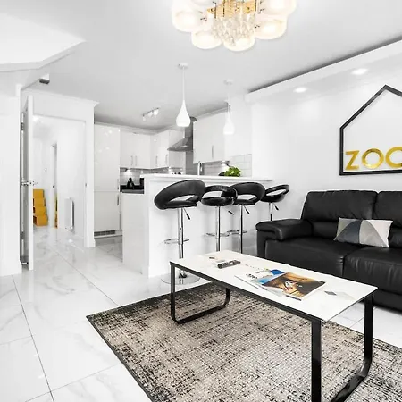 Spacious, Chic Townhouse With Parking & Garden * Birmingham