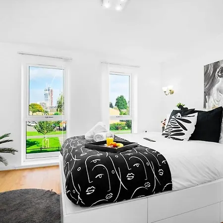 Spacious, Chic Townhouse With Parking & Garden * Birmingham