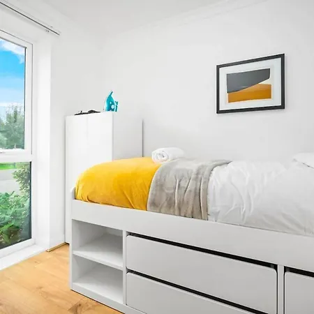 Holiday home Spacious, Chic Townhouse With Parking & Garden