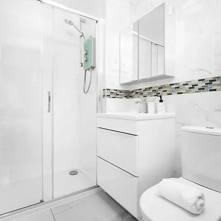 Spacious, Chic Townhouse With Parking & Garden Holiday home Birmingham