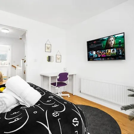 Spacious, Chic Townhouse With Parking & Garden