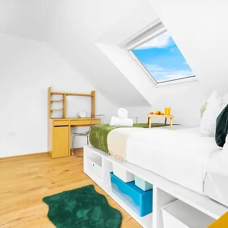 Holiday home Spacious, Chic Townhouse With Parking & Garden