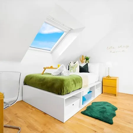Holiday home Spacious, Chic Townhouse With Parking & Garden Birmingham