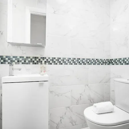 Spacious, Chic Townhouse With Parking & Garden * Birmingham