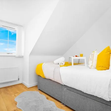 Spacious, Chic Townhouse With Parking & Garden Holiday home
