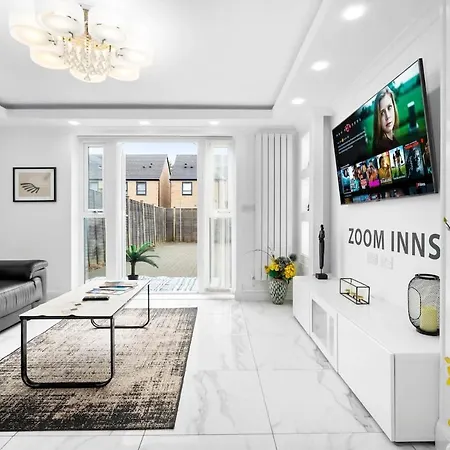 Spacious, Chic Townhouse With Parking & Garden Holiday home *